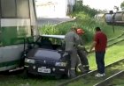 Colisão entre carro e VLT em Sobral deixa idoso ferido em cruzamento movimentado