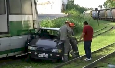 Colisão entre carro e VLT em Sobral deixa idoso ferido em cruzamento movimentado
