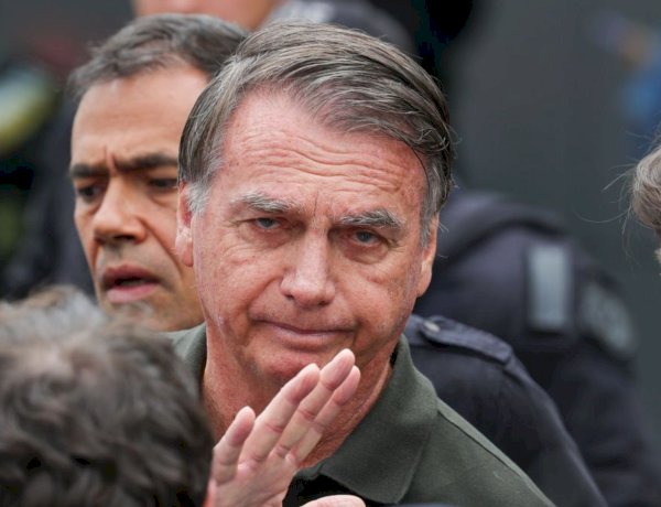 Defesa de Bolsonaro faz dois pedidos inesperados ao STF durante prisão